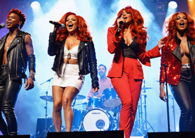 découvrez les chanteurs aux cheveux de feu, ces artistes éclatants qui ont marqué leur génération par leur style unique et leur talent inoubliable.